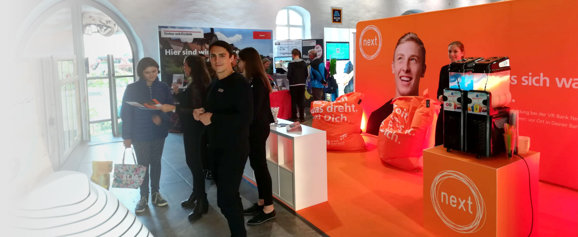 Aktionsstand mit Mitarbeiter