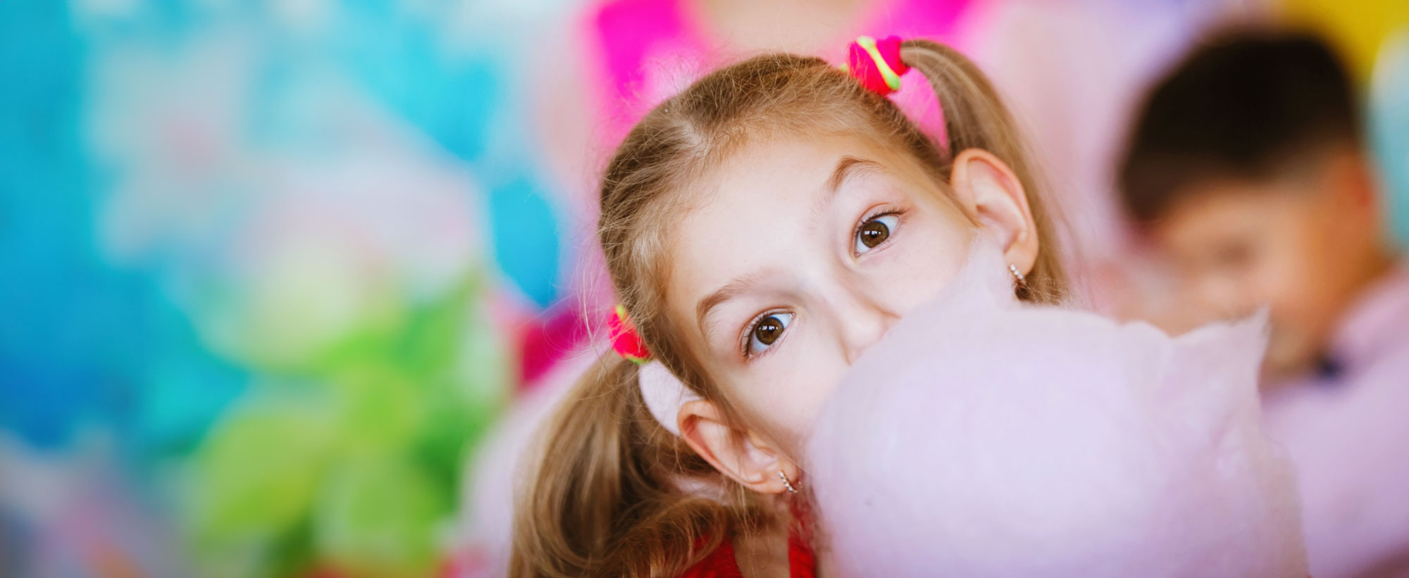 Mädchen mit Zuckerwatte