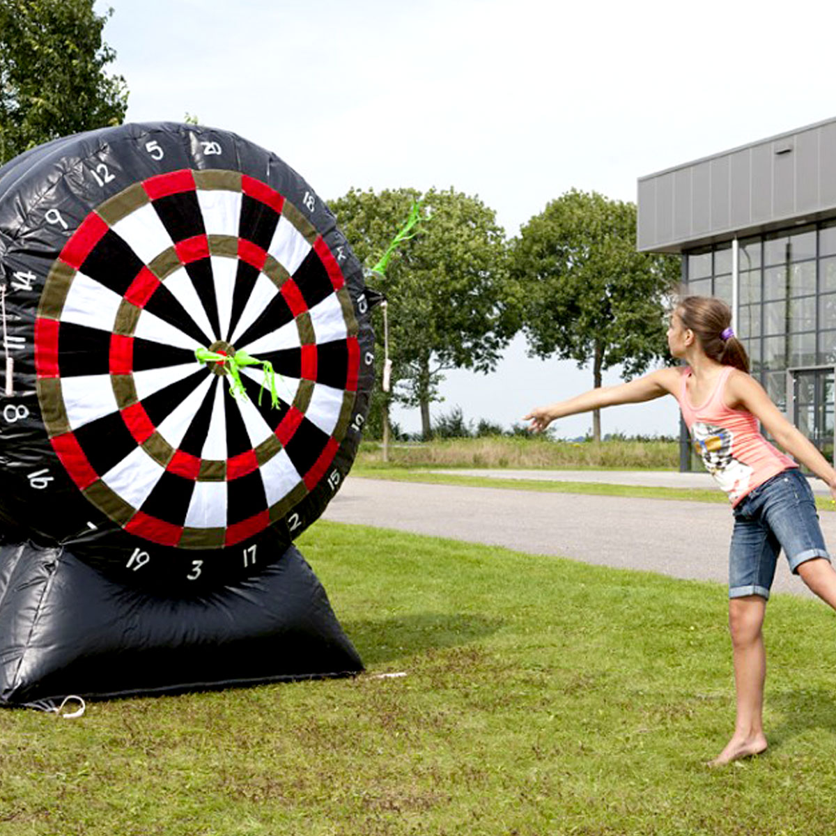 Mädchen spielt Dart