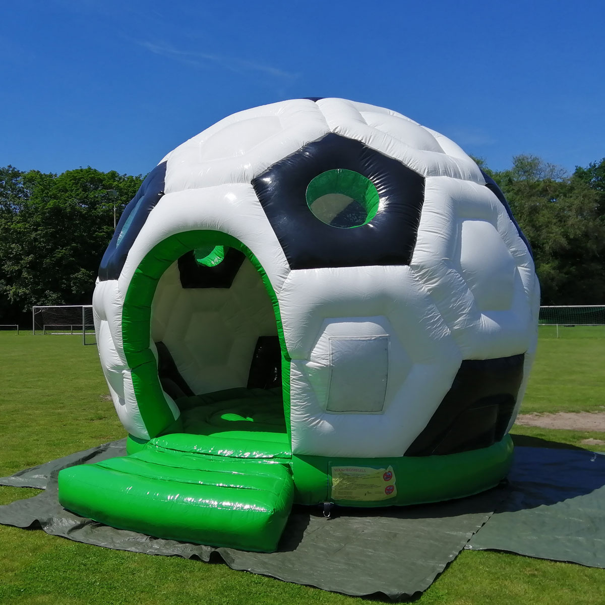 Fussball Hüpfburg steht auf einem Sportplatz