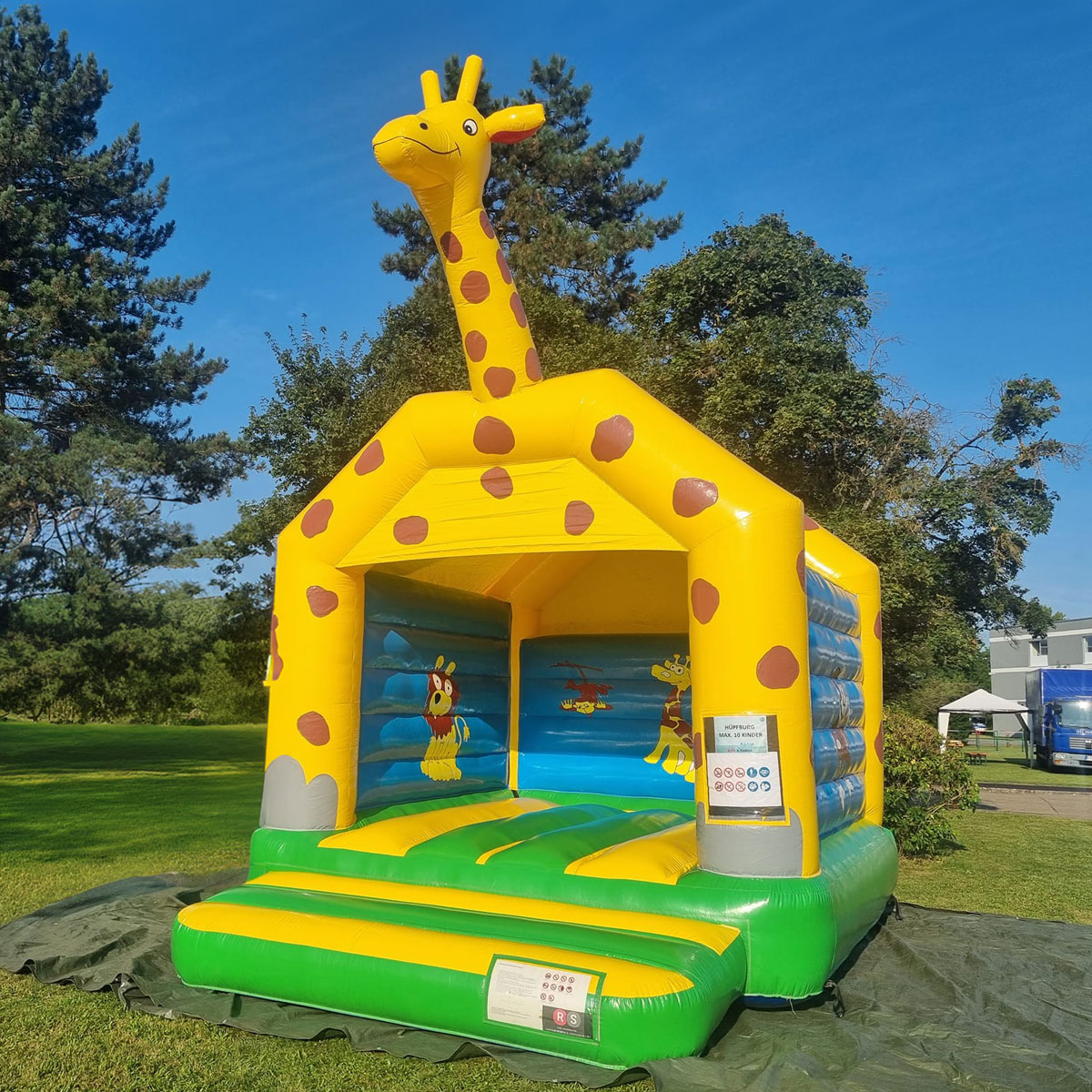 eine Giraffenhüpfburg steht in einem Park