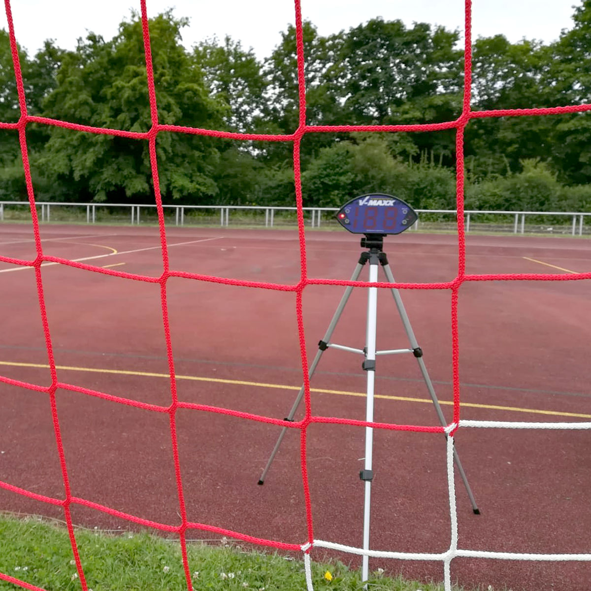 Speed Messgerät fotografiert durch ein Netz