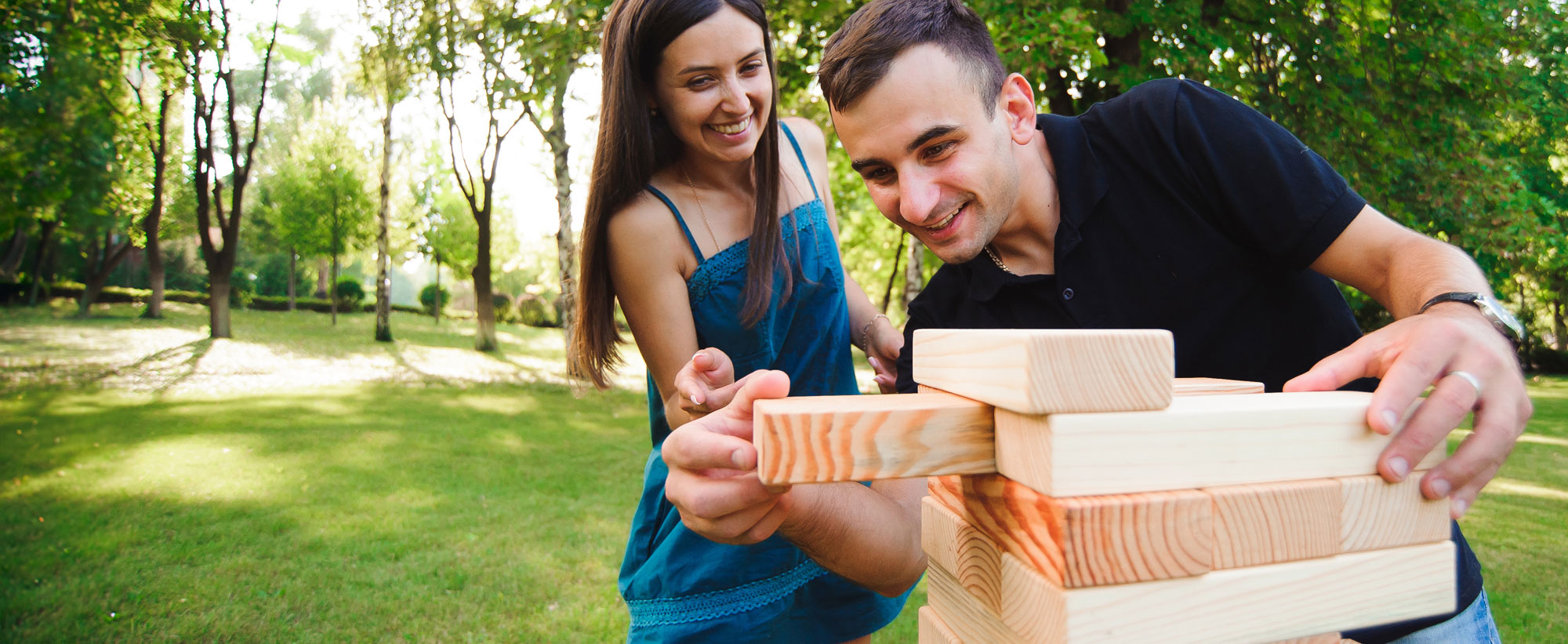 Frau und Mann spielen Jenga in einem Park