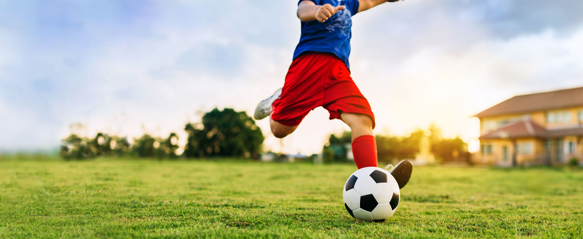 Mann kickt einen Fussball
