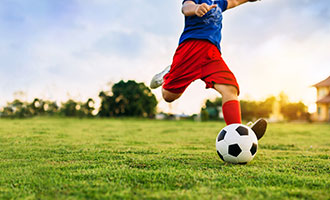 Junge kickt Fussball