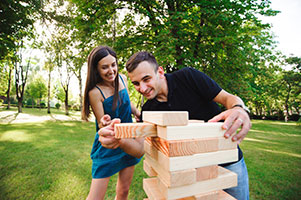 Pärchen spielt XXL Jenga