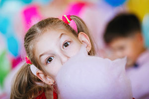 Mädchen mit Zuckerwatte