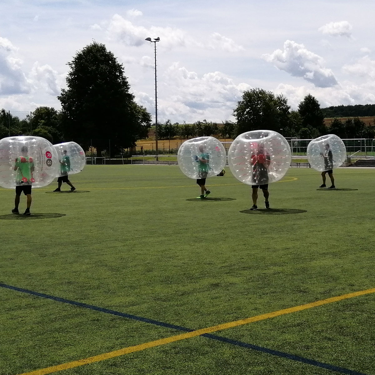 Menschen spielen Bubber Soccer