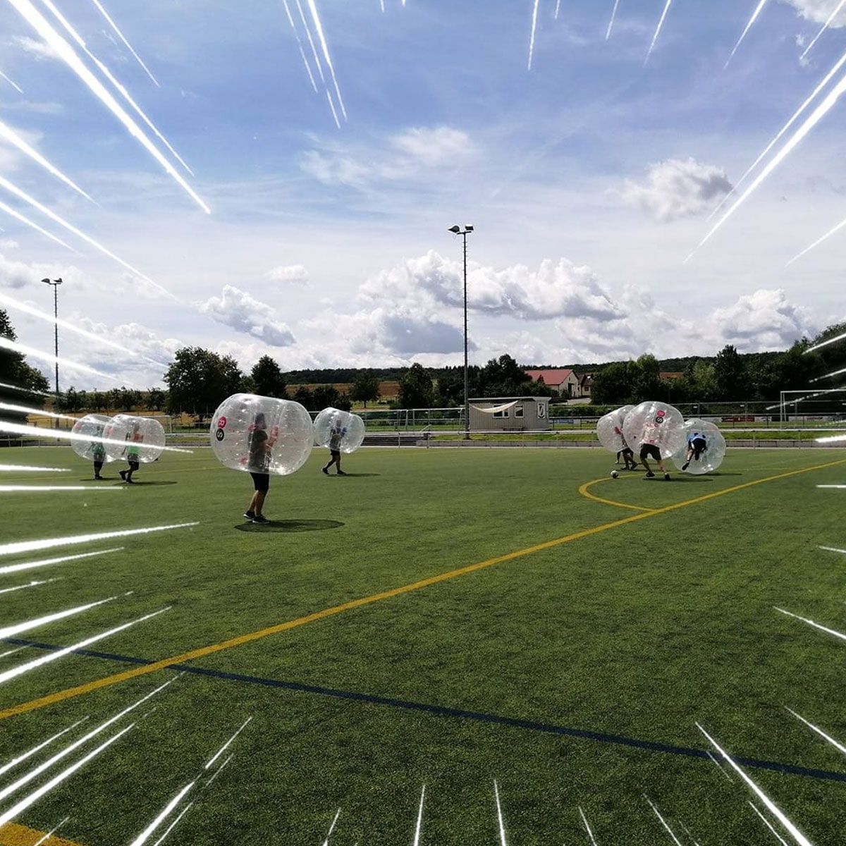 Personen spielen Bubble Soccer