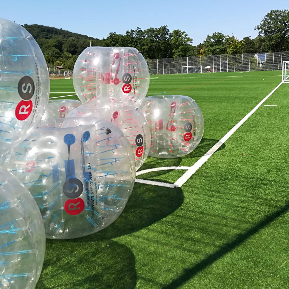 Bubble Soccer Bälle auf dem Rasen