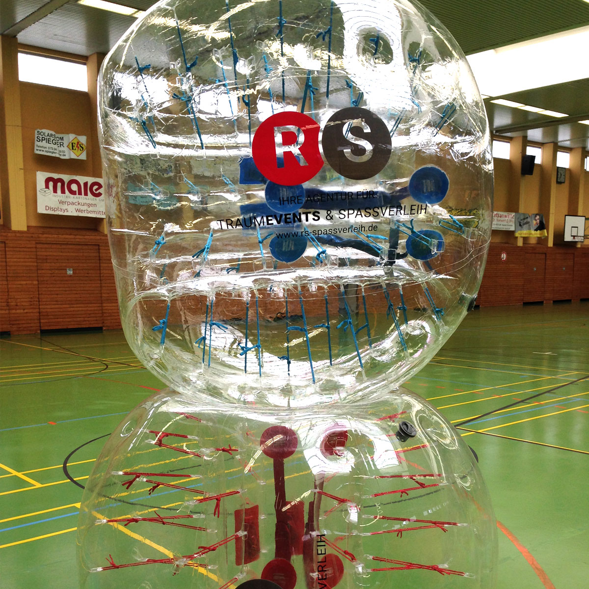 einzelner Bubble Soccer Ball in der Halle