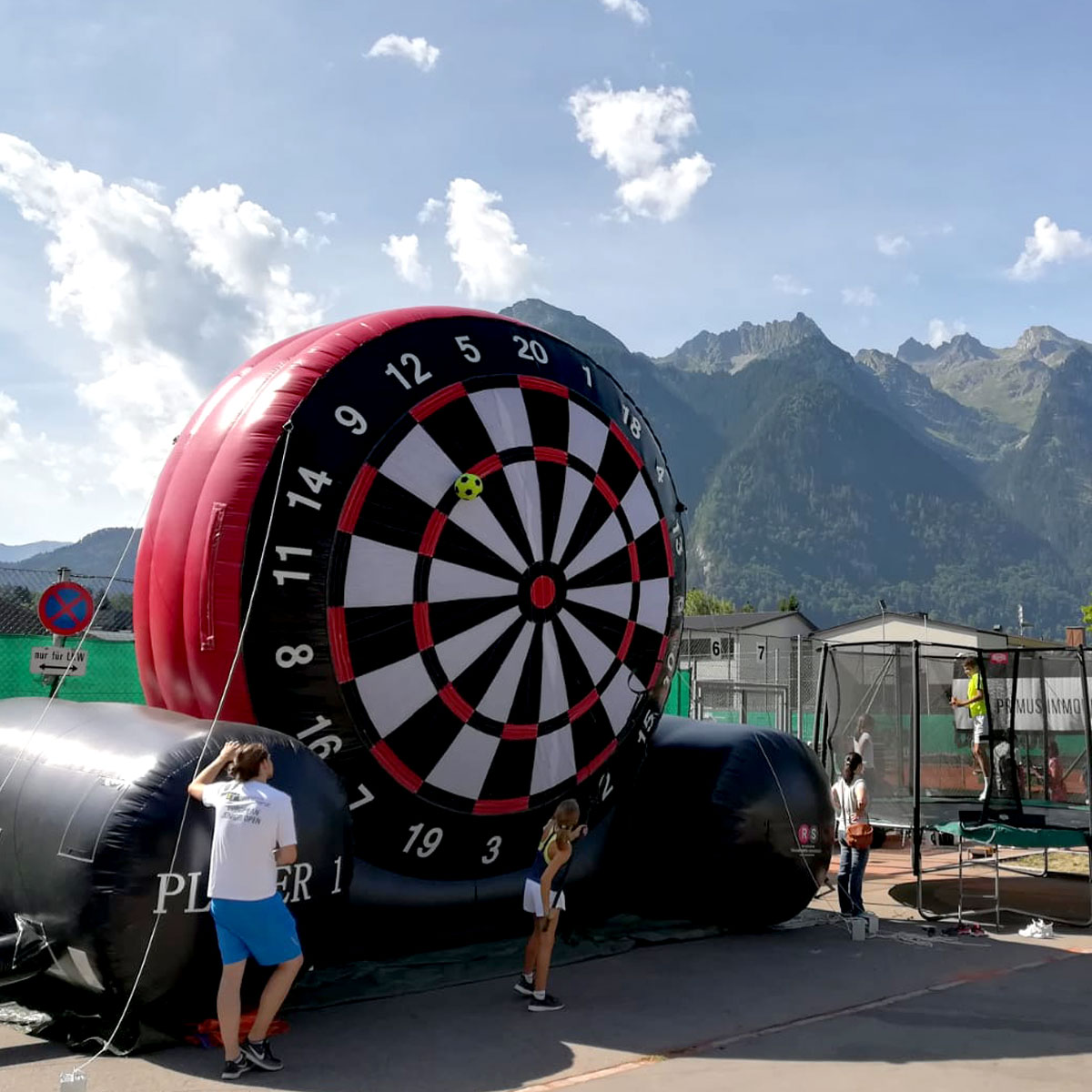 Kind spielt aufblasbares Dart