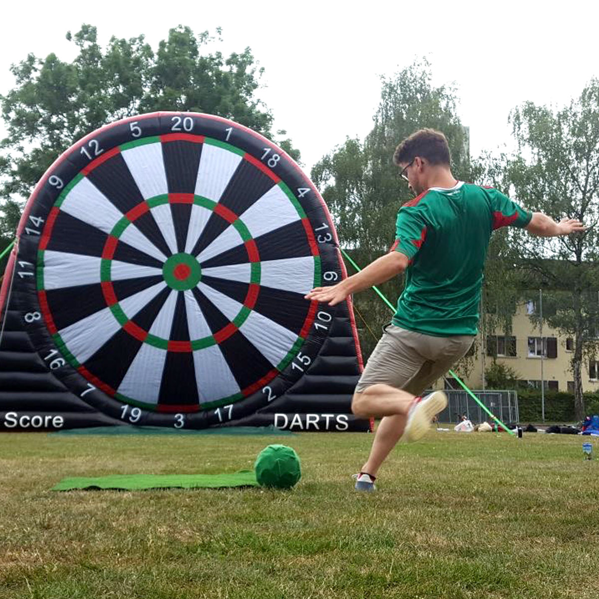 Mann schießt mit dem Ball auf die XXL Torwand