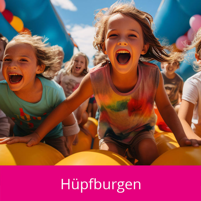 glückliche Kinder in der Hüpfburg