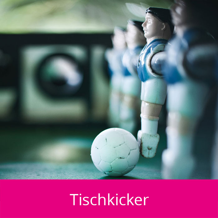Nahaufnahme Tischkicker mit Ball