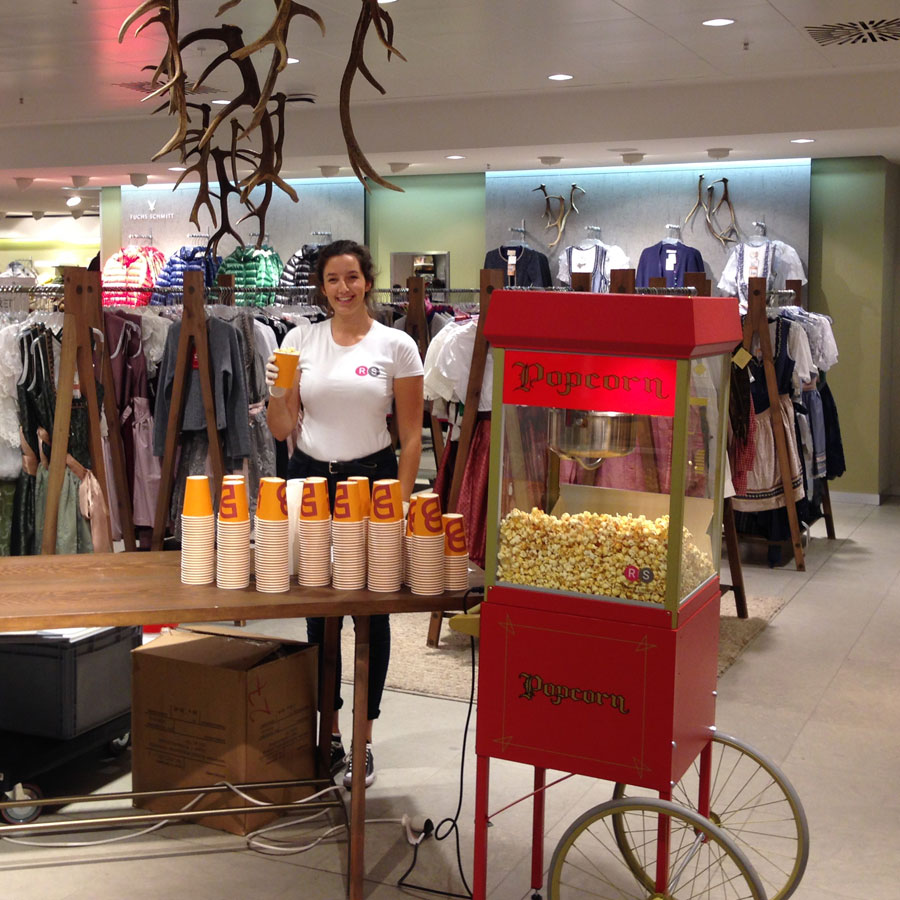 Mitarbeiterin beim Popcornstand