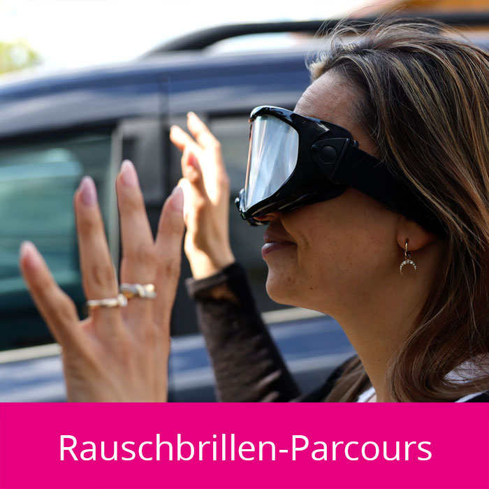Person beim Rauschbrillen Parcours